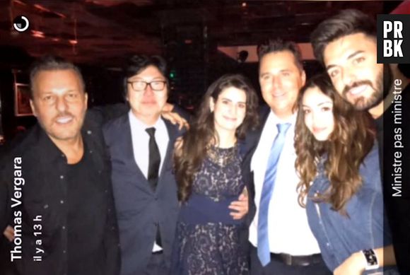 Nabilla Benattia et Jean-Vincent PLacé posent ensemble : le politique est fan d'elle, elle le prend pour le président chinois.
