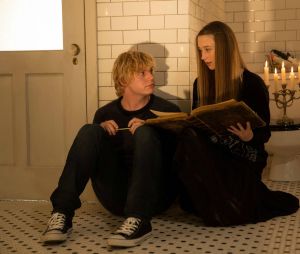 Taissa Farmiga face à Evan Peters dans la saison 3 d'American Horror Story