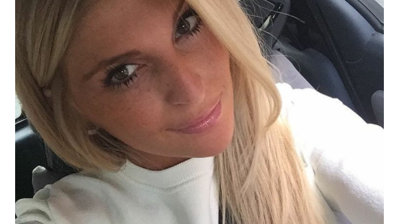 Mélanie (Les Anges 9) au commissariat avec... François Fillon !