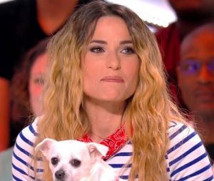 Capucine Anav présente sa chienne Quenny à Camille Combal dans Il en pense quoi Camille ? sur C8 !