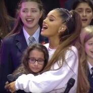 Ariana Grande réconforte une petite fille en larmes lors du concert One Love Manchester