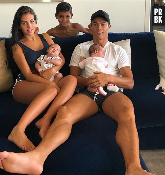 Cristiano Ronaldo et Georgina Rodriguez fiancés ? Une énorme bague en diamant lance la rumeur !