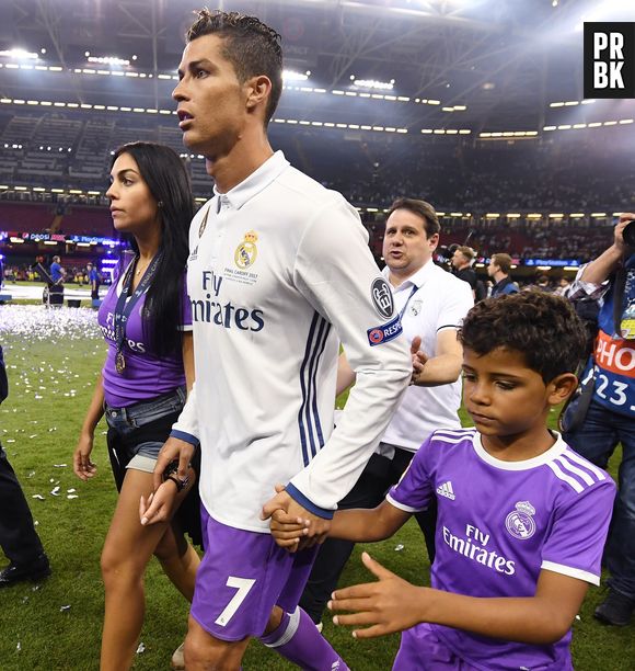 Cristiano Ronaldo et Georgina Rodriguez fiancés ? Une énorme bague en diamant lance la rumeur !