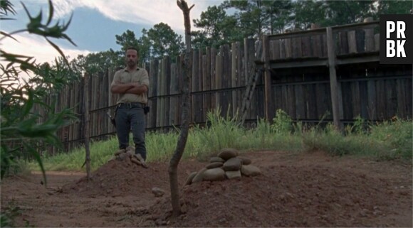 The Walking Dead saison 8 : à qui appartiennent les tombes devant Rick ?