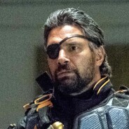 Arrow saison 6 : Manu Bennett (Deathstroke) remplacé au cinéma, l&#039;acteur soutient Joe Manganiello