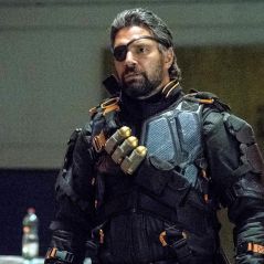 Arrow saison 6 : Manu Bennett (Deathstroke) remplacé au cinéma, l'acteur soutient Joe Manganiello