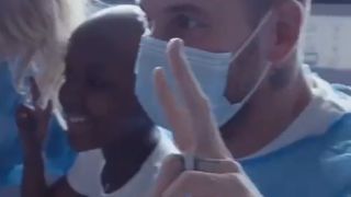 M. Pokora, Louane, Denitsa Ikonomova... les stars fêtent Noël avec les enfants malades