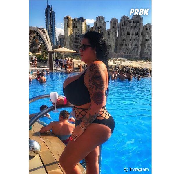 Sarah Fraisou en vacances à Dubaï : elle assume ses formes en bikini.