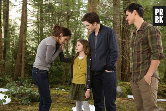 Mackenzie Foy, Kristen Stewart, Robert Pattinson et Taylor Lautner dans Twilight 5