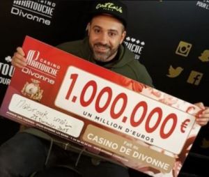Facebook : un homme fait croire qu'il a gagné 1 million d'euros pour voir la réaction de ses amis !