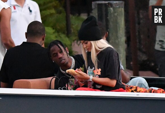 Kylie Jenner bientôt mère célibataire ? La jeune maman se serait violemment disputée avec Travis Scott !