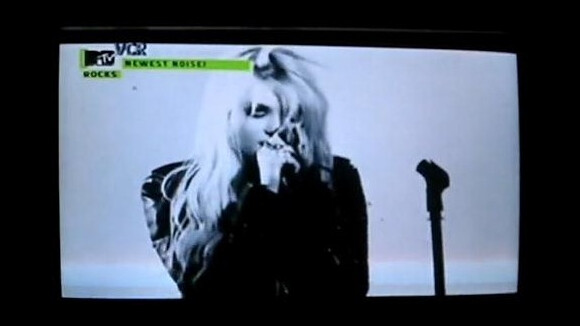 Taylor Momsen ... ne se sépare jamais de son Sex Toy
