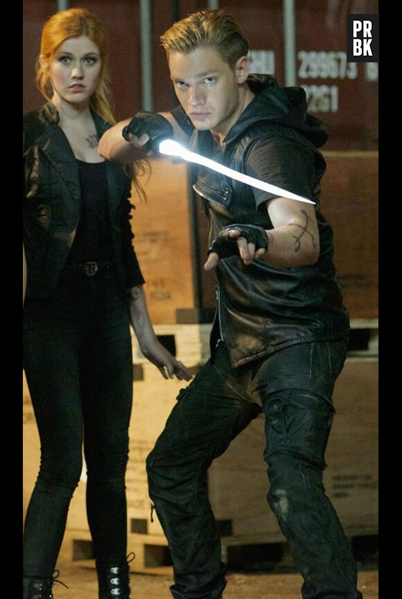 Shadowhunters saison 3 : la relation de Clary (Katherine McNamara) et Jace (Dominic Sherwood) va enfin évoluer !