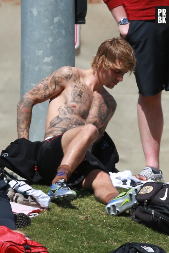 Justin Bieber fier de ses tatouages : il se dévoile torse nu pour montrer "plus de 100 heures de travail" !