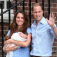 Kate Middleton et le Prince William présentent le Prince George le 23 juillet 2013 devant l'hôpital St Mary's de Londres