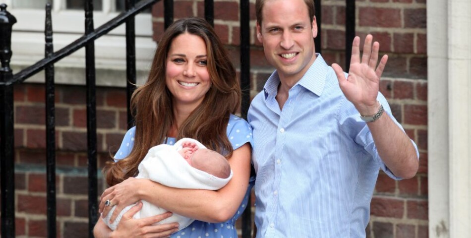 Kate Middleton et le Prince William présentent le Prince George le 23 juillet 2013 devant l&#039;hôpital St Mary&#039;s de Londres