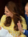 Kate Middleton et le Prince William présentent leur fille Charlotte le 2 mai 2015