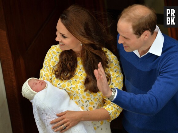 Kate Middleton et le Prince William présentent leur fille Charlotte le 2 mai 2015