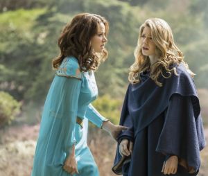Supergirl saison 3, épisode 20 : Alura (Erica Durance) et Kara (Melissa Benoist) sur une photo