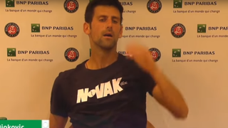 Roland-Garros 2018 : Novak Djokovic abattu après sa défaite, la vidéo malaisante