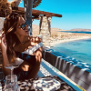 Kev Adams et Iris Mittenaere en couple : ils s'offrent des vacances en amoureux en Grèce