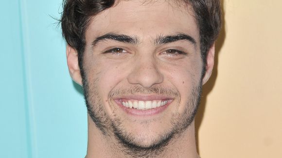 Noah Centineo (À tous les garçons que j'ai aimés) dévoile d'où vient sa cicatrice à la joue