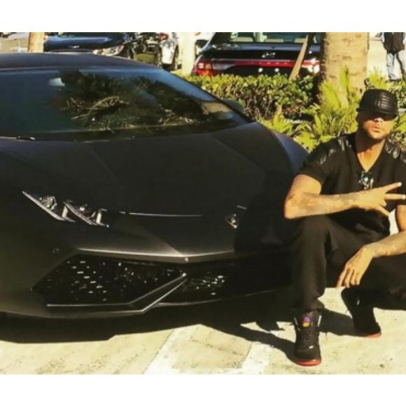 Booba s'amuse de son accident de voiture avec sa Lamborghini