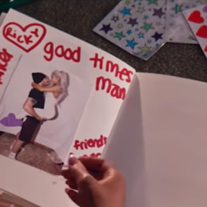 Clip "Thank U, Next" : Ricky Alvarez apparaît dans le livre d'Ariana Grande