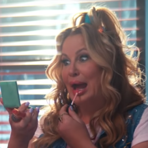 Clip "Thank U, Next" d'Ariana Grande : Jennifer Coolidge reprend son rôle de Paulette dans la parodie de La Revanche d'une blonde