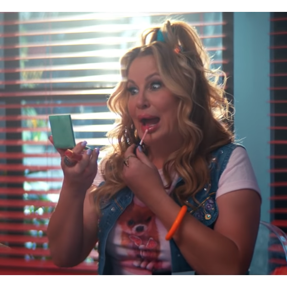 Clip "Thank U, Next" d'Ariana Grande : Jennifer Coolidge reprend son rôle de Paulette dans la parodie de La Revanche d'une blonde