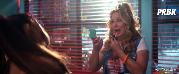 Clip "Thank U, Next" d'Ariana Grande : Jennifer Coolidge reprend son rôle de Paulette dans la parodie de La Revanche d'une blonde