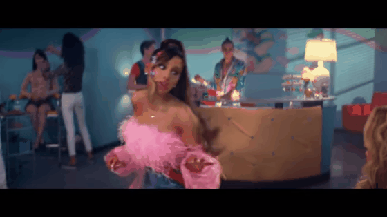 Ariana Grande rend hommage au film La Revanche d'une blonde dans le clip de "Thank U, Next"