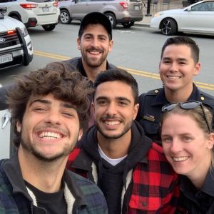 Noah Centineo arrêté : il prend un selfie avec les policiers et le poste sur Instagram