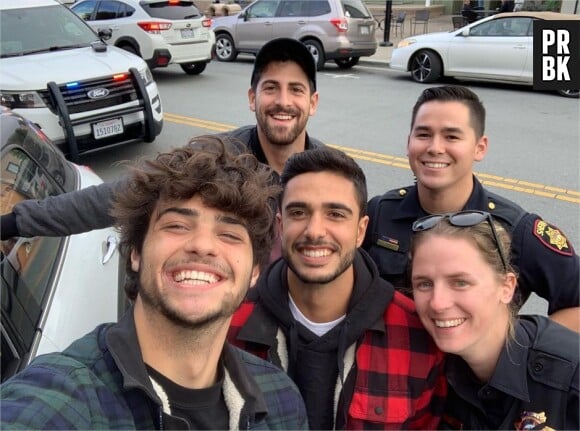 Noah Centineo arrêté : il prend un selfie avec les policiers et le poste sur Instagram