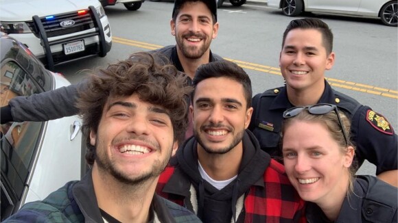 Noah Centineo arrêté : il prend un selfie avec les policiers