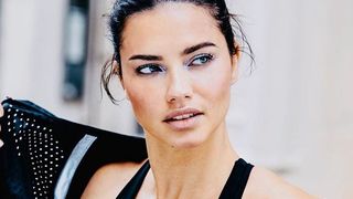 Puma x Maybelline : la collab de maquillage inattendue, avec Adriana Lima en égérie?