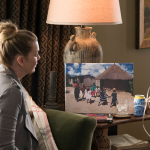 Grey's Anatomy saison 15, épisode 11 : Meredith (Ellen Pompeo) et son père Thatcher (Jeff Perry) sur une photo