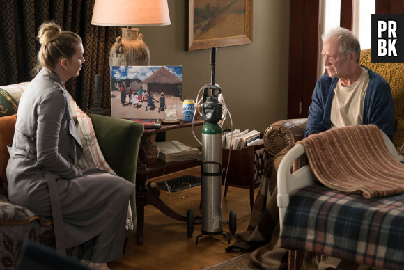 Grey's Anatomy saison 15, épisode 11 : Meredith (Ellen Pompeo) et son père Thatcher (Jeff Perry) sur une photo