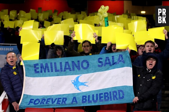 Disparition d'Emiliano Sala : au match Arsenal-Cardiff, les joueurs et les supporters lui ont rendu hommage, et feront de même pour la rencontre Nantes - Saint-Etienne.