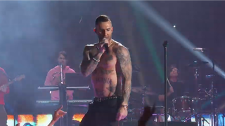 Super Bowl 2019 : Maroon 5 déçoit, Adam Levine fait polémique en chantant torse nu