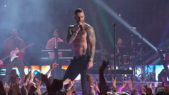 Super Bowl 2019 : Maroon 5 déçoit, Adam Levine fait polémique en chantant torse nu