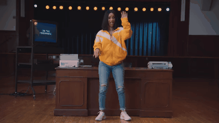 Cardi B pour Reebok : bracelets "slap on", fax, Macarena... La campagne en mode années 1990
