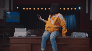Cardi B pour Reebok : bracelets "slap on", fax, Macarena... La campagne en mode années 1990
