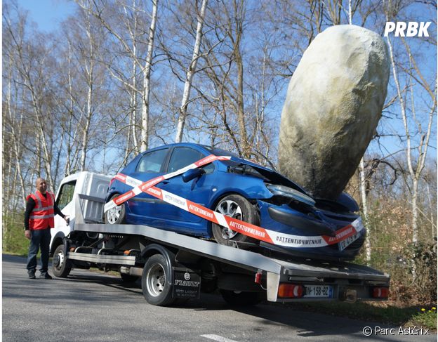 Parc Astérix : pour les 30 ans du parc et l'inauguration de la nouvelle attraction Attention Menhir !, Obélix a lancé des menhirs dans toute la France.
