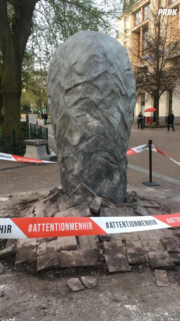 Parc Astérix : pour les 30 ans du parc et l'inauguration de la nouvelle attraction Attention Menhir !, Obélix a lancé des menhirs dans toute la France.