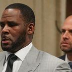 R. Kelly arrêté : le chanteur accusé de pornographie infantile et détournement de mineurs