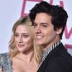 Cole Sprouse évoque les rumeurs de séparation avec Lili Reinhart : "Je m'en fiche"