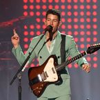 Nick Jonas tripoté par une fan en plein concert : les internautes en colère