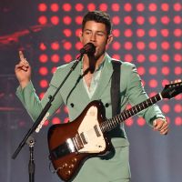 Nick Jonas tripoté par une fan en plein concert : les internautes en colère