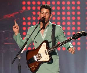 Nick Jonas tripoté par une fan en plein concert : les internautes en colère
